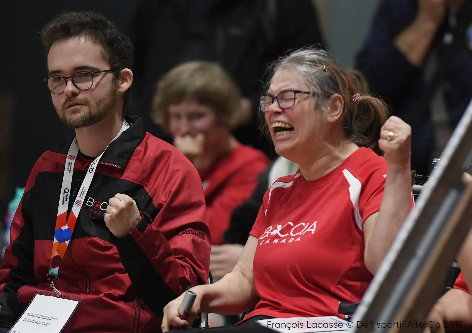 Simon avec l'athlète BC3 Joëlle Guérette au Défi sportif AlterGo, tous deux heureux avec leurs mains droites en poing