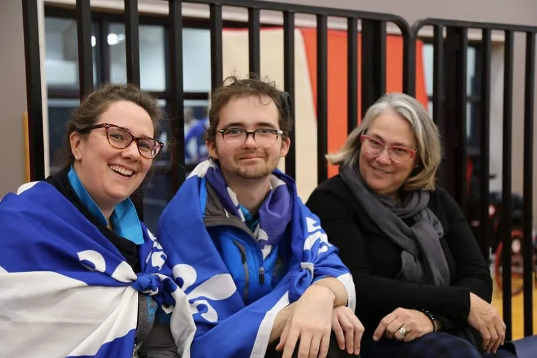 Élizabeth Déziel, Simon Larouche et José Malo assis ensemble.