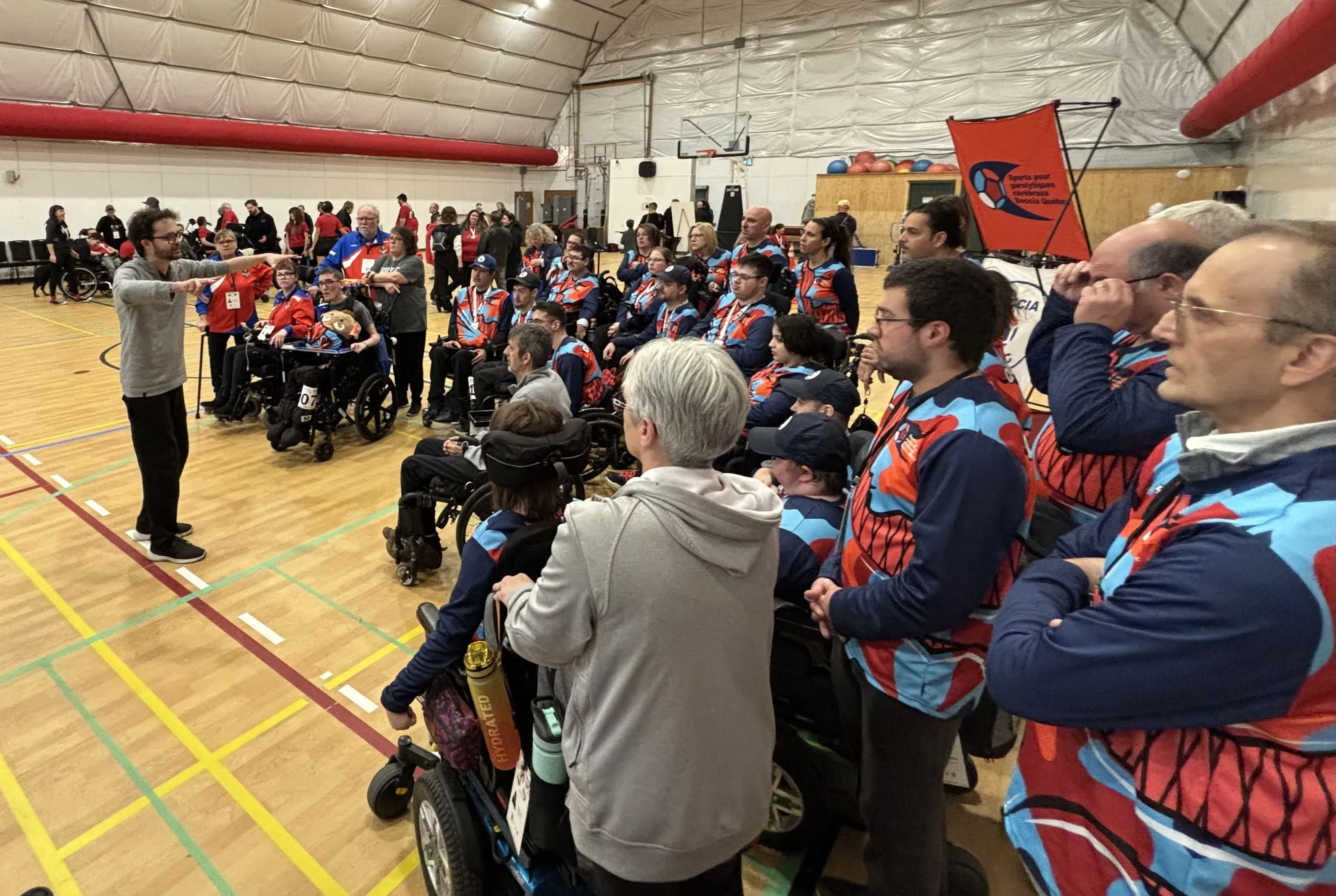 Simon s'adresse à toute l'équipe du Québec lors des championnats canadiens de boccia.