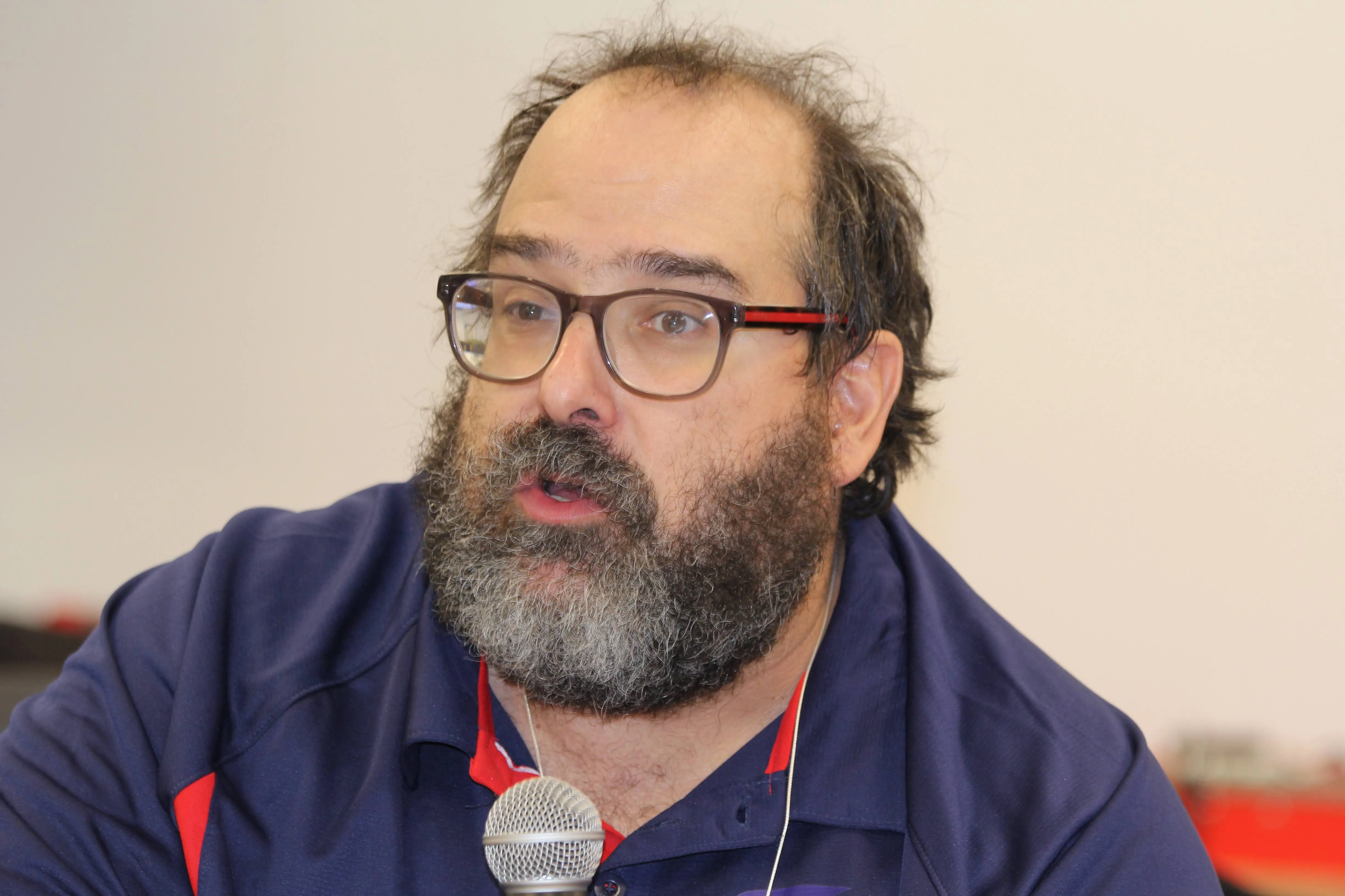 Dominique parle au micro.