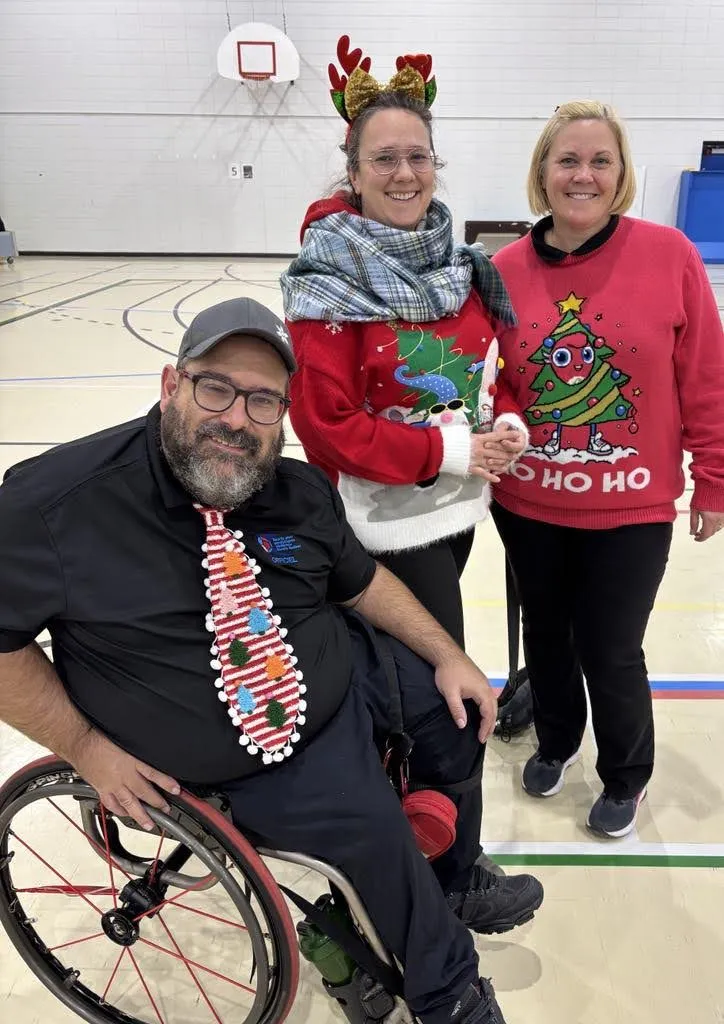 Dominique avec Élizabeth Déziel et Marie Hébert à une compétition de boccia, vêtues d'accessoires de Noël.